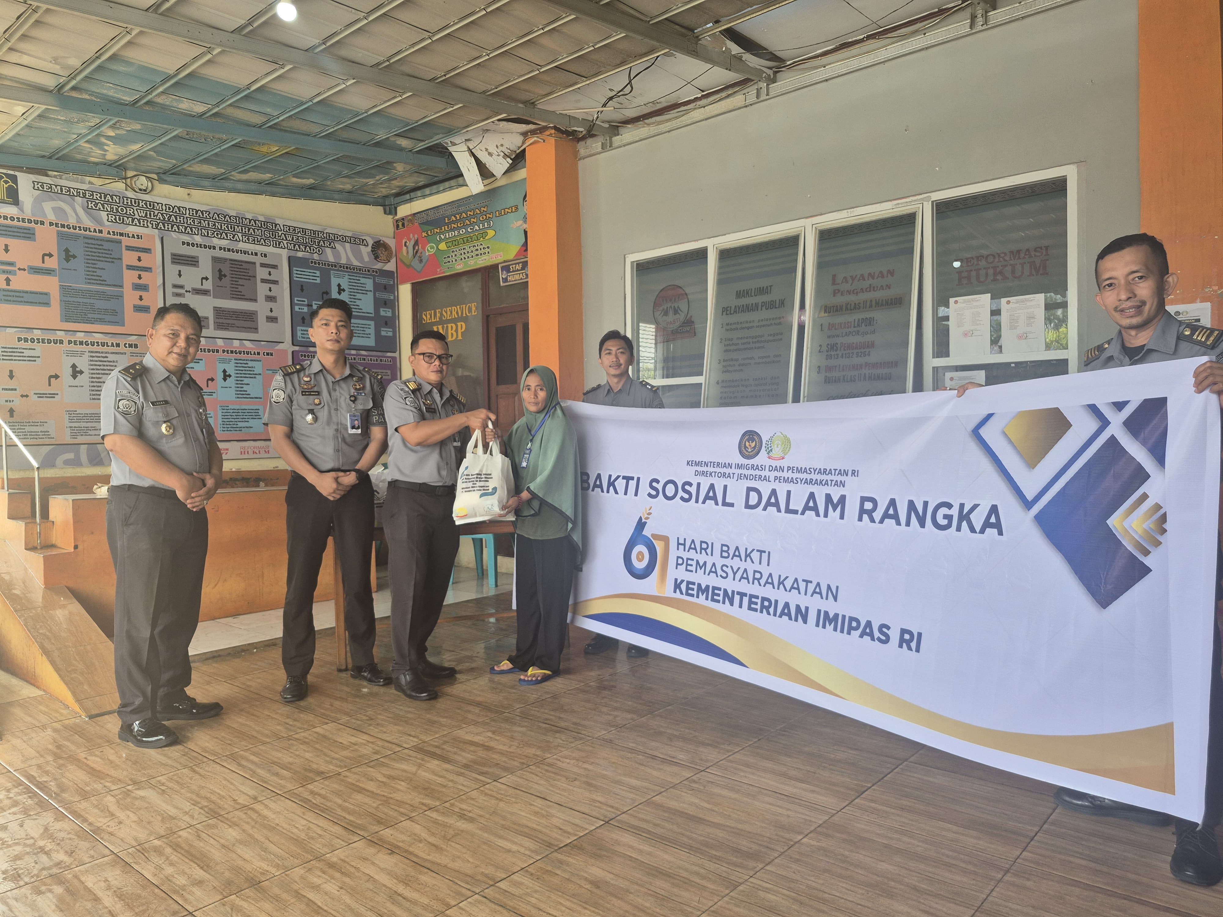 Rutan Kelas IIA Manado memberikan bantuan sosial dalam kepada keluarga WBP dana masyarakat kurang mampu. (Foto:Istimewa)