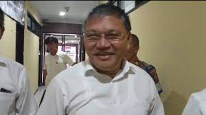 Ketua BPMS GMIM Pendeta Hein Arina saat mendatangi Polda Sulut. 