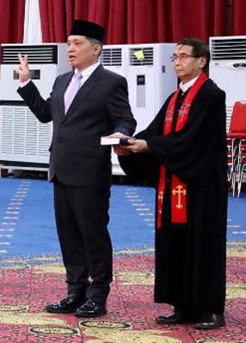 dr. Steaven Dandel resmi dilantik senagai Plt Sekretaris Kota Manado. (Foto:istimewa)