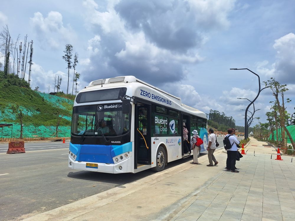 Sebuah bus menunggu penumpang yang akan berwisata di kawasan Ibu Kota Nusantara. Kunjungan wisatawan di Balikpapan ikut melonjak.