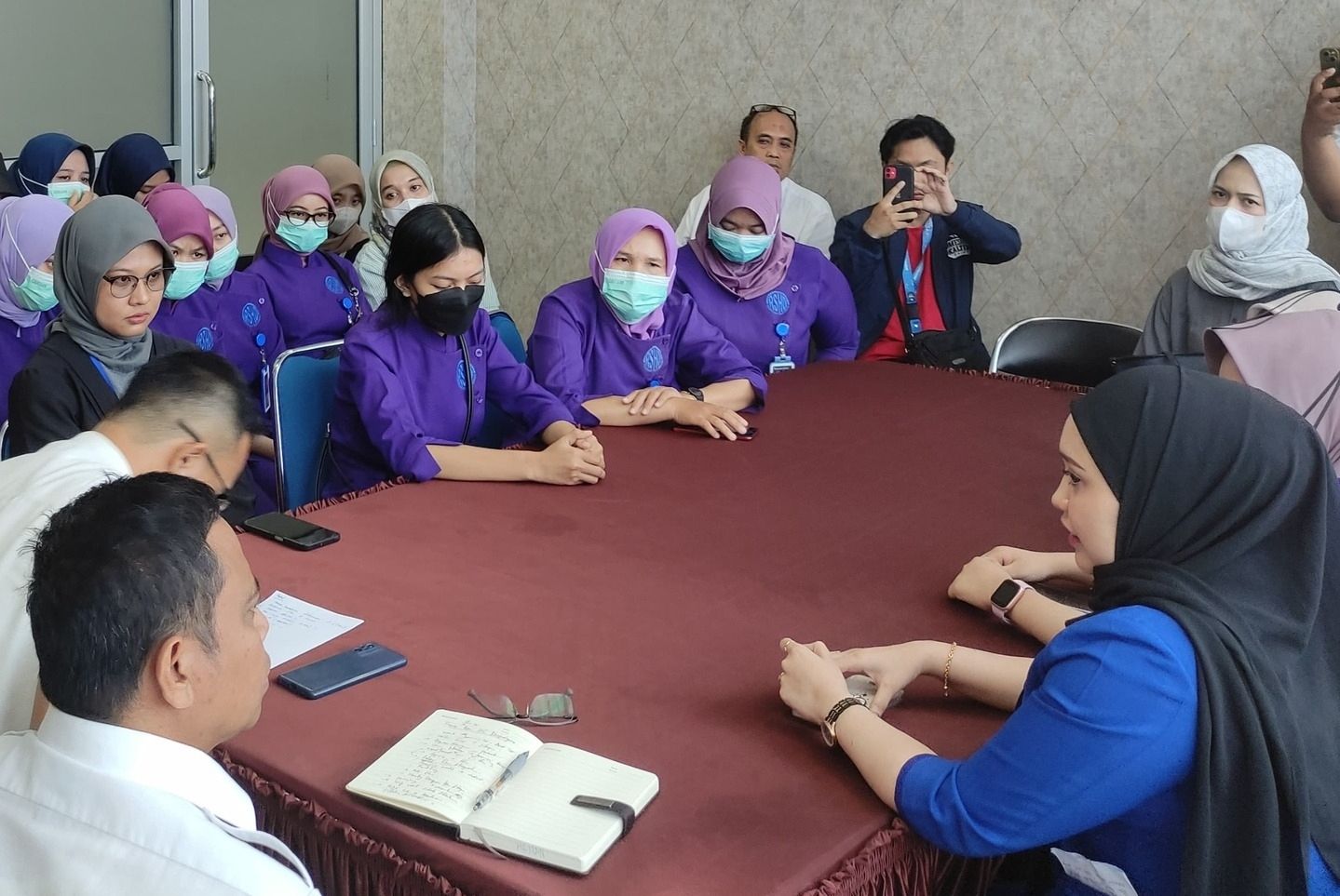 Karyawan RS Haji Darjad Samarinda mengadu ke Disnaker Kota Samarinda, Rabu, 16 April 2025.