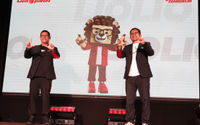 Chief Marketing Officer Lion Parcel Kenny Kwanto (kiri) bersama Head of Brand Lion Parcel Benno Suryo Ariantoputro (kanan) berfoto dengan Virtual CEO Lion Parcel LIOLIO saat konferensi pers Perkenalan Virtual CEO Lion Parcel di Jakarta, Kamis 17 April 2025. Foto : Panji Asmoro/TrenAsia