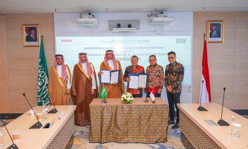 Penandatanganan MoU antara LPEI dan Saudi Eximbank.