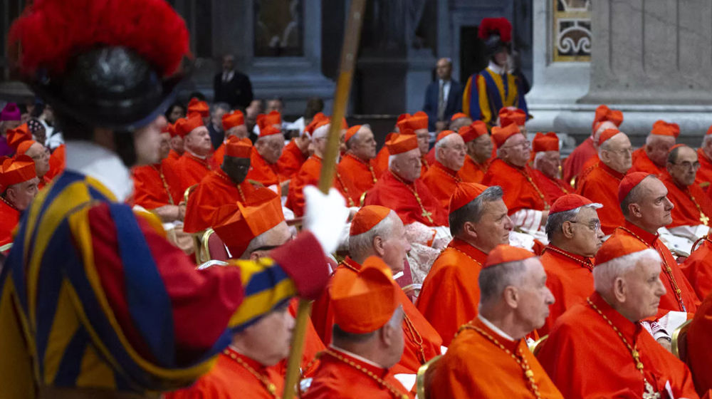 Sekelompok kardinal berkumpul di Vatikan pada tahun 2022.