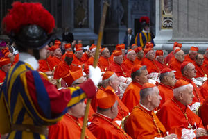 Sekelompok kardinal berkumpul di Vatikan pada tahun 2022.