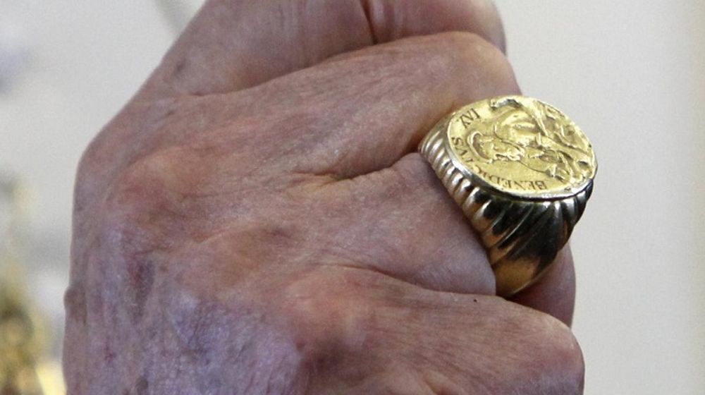 Cincin Paus Benediktus XVI terlihat selama penerbangannya ke Beirut dalam foto arsip tanggal 14 September 2012.