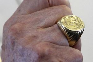 Cincin Paus Benediktus XVI terlihat selama penerbangannya ke Beirut dalam foto arsip tanggal 14 September 2012.