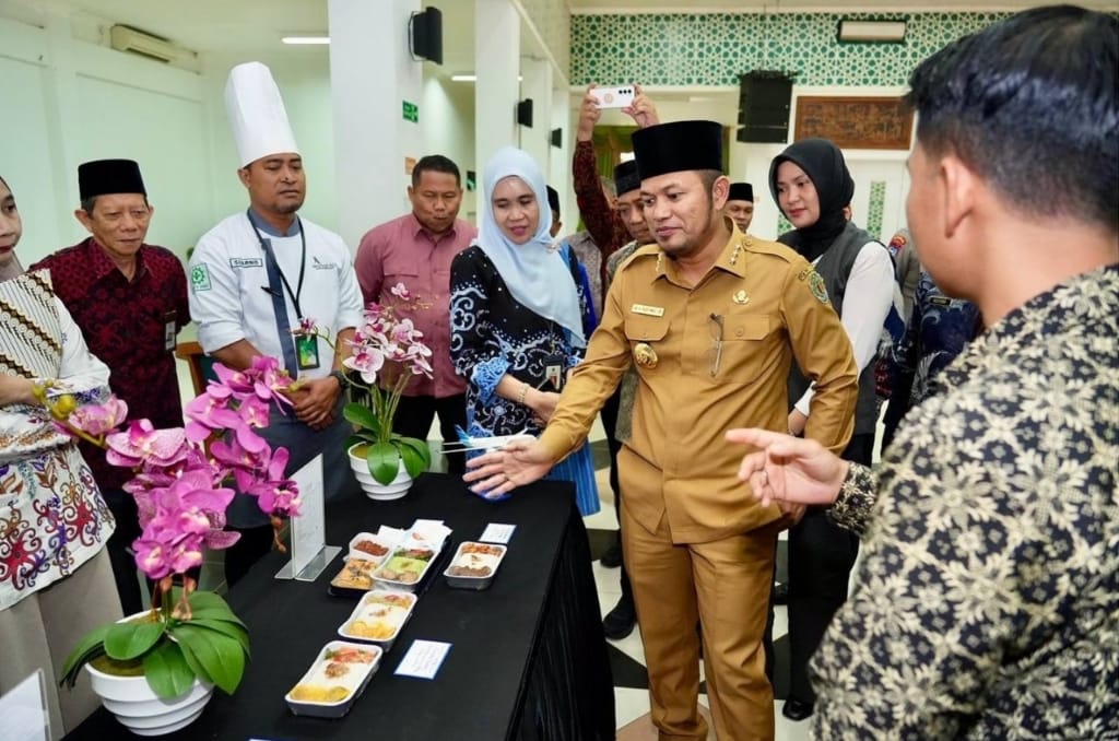 Gubernur Kaltim Rudy Mas'ud memeriksa konsumsi calon jamaah haji kloter Balikpapan di Embarkasi Haji Batakan, kemarin. Lebih 5 ribu calhaj akan diberangkatkan dari Balikpapan. 