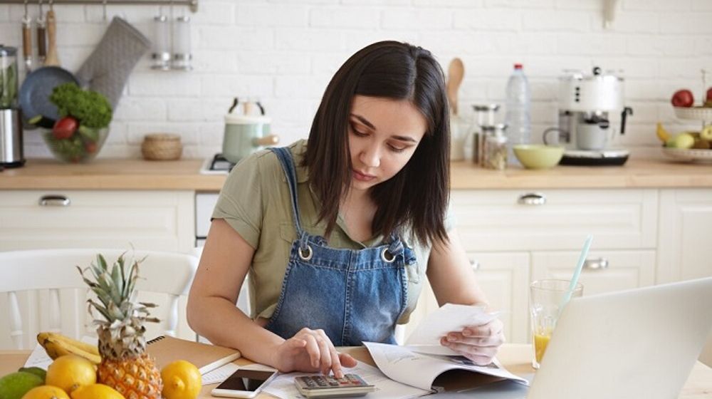 Ilustrasi wanita sedang menyusun anggaran untuk gaya hidup hemat atau frugal living.