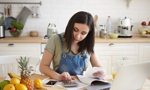 Ilustrasi wanita sedang menyusun anggaran untuk gaya hidup hemat atau frugal living.