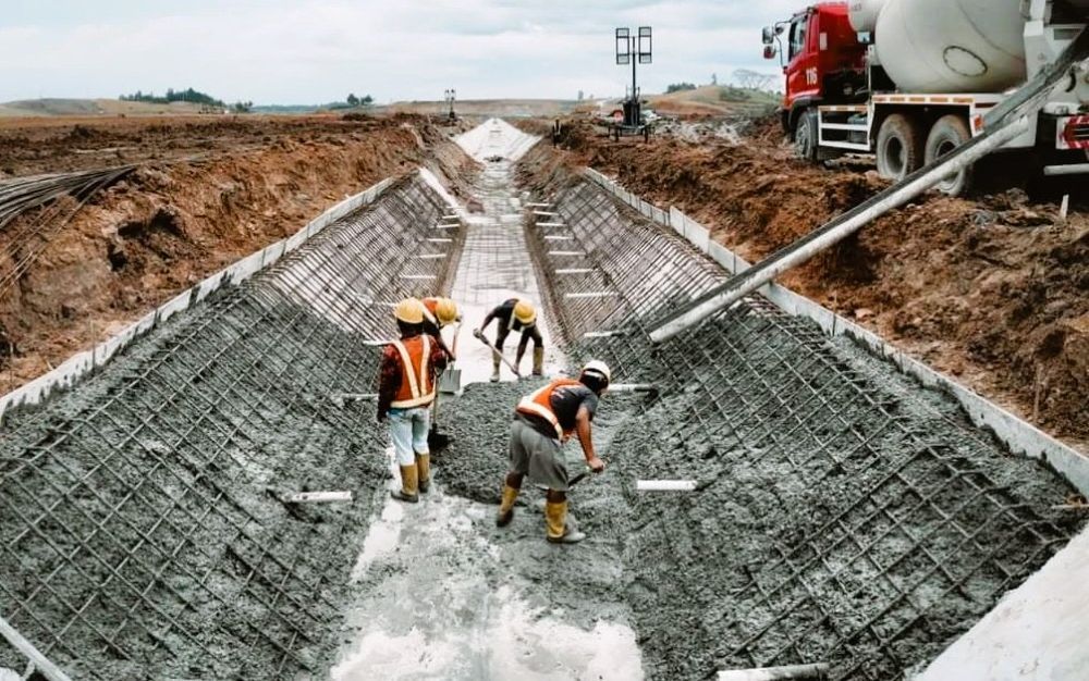 Pemprov Kaltim disebut telah menyiapkan anggaran untuk pembangunan akses jalan Kaltim Kaltara sebesar Rp28 miliar. Ilustrasi: pekerja membangun fasilitas Bandara VIP IKN.