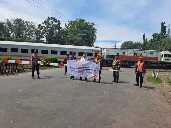 Kegiatan Sosialisasi Keselamatan Perjalanan Kereta Api di Perlintasan Sebidang JPL 99 Bangil