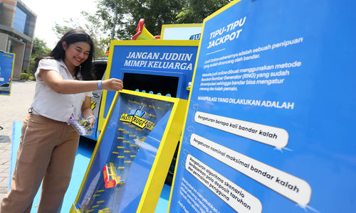 Sejumlah Mahasiswa Universitas Mercu Buana mengikuti kegiatan edukasi dan sosialisasi tentang bahaya judi online melalui mobil caravan “Judi Pasti Rugi” yang diinisiasi oleh GoPay dan Aliansi Judi Pasti Rugi di Jakarta, Senin 28 April 2025. Foto : Panji Asmoro/TrenAsia
