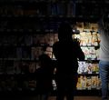 Pengunjung supermarket di Barcelona, Spanyol, terjebak dalam kegelapan saat pemadaman listrik massal, beberapa waktu lalu.