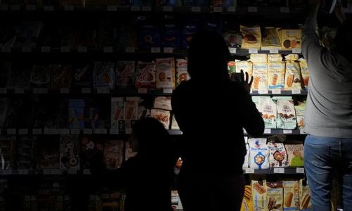 Pengunjung supermarket di Barcelona, Spanyol, terjebak dalam kegelapan saat pemadaman listrik massal, beberapa waktu lalu.