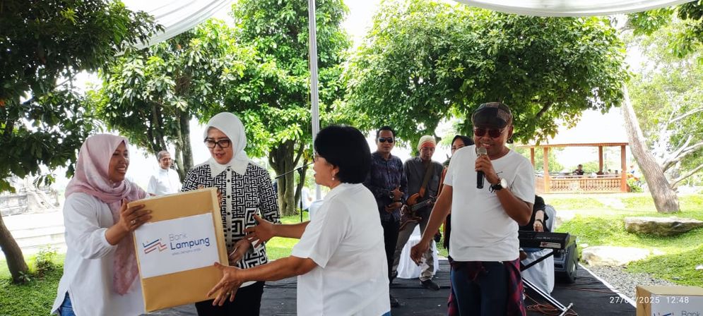 Alumni Universitas Gadjah Mada diajak jalan-jalan ke obyek wisaya Cakat Nyenyek di Kabupaten Tulang Bawang yang berjarak 125 Km dari Kota Bandar Lampung.