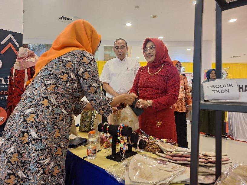 Asisten 2 tata pemerintahan Kota Balikpapan Andi Sr Juliarti meninjau produk UMKM berupa manik-manik, produk tersebut akan di bawa pada Munas APEKSI di Surabaya.