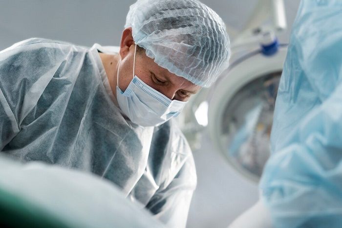 Ilustrasi dokter sedang menjalankan operasi.