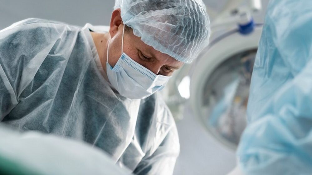 Ilustrasi dokter sedang menjalankan operasi.