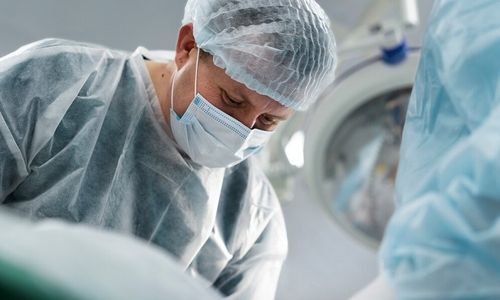 Ilustrasi dokter sedang menjalankan operasi.