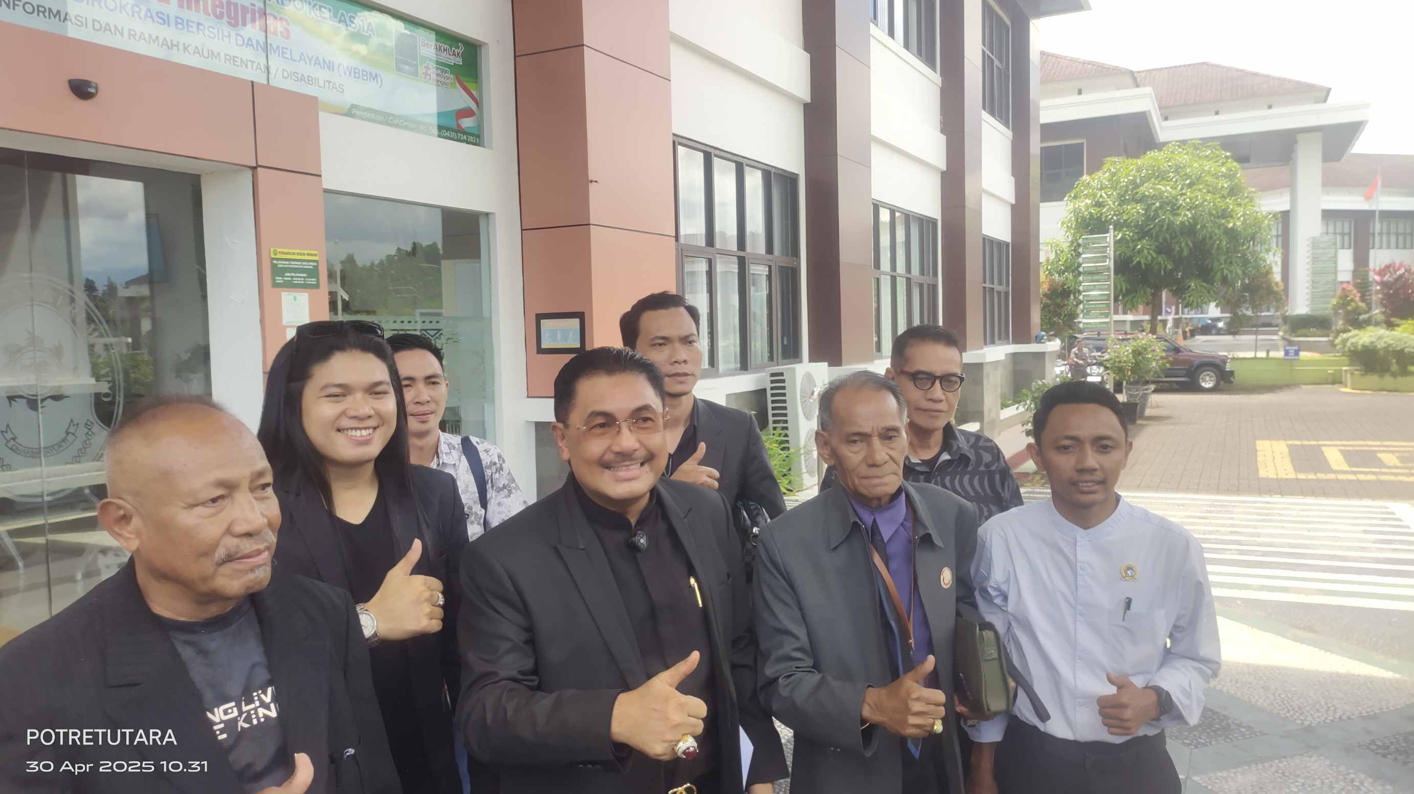 Tim kuasa hukum Asiano Gamy Kawatu usai menyampaikan gugatan praperadilan di PN Manado. (Foto:Mike)