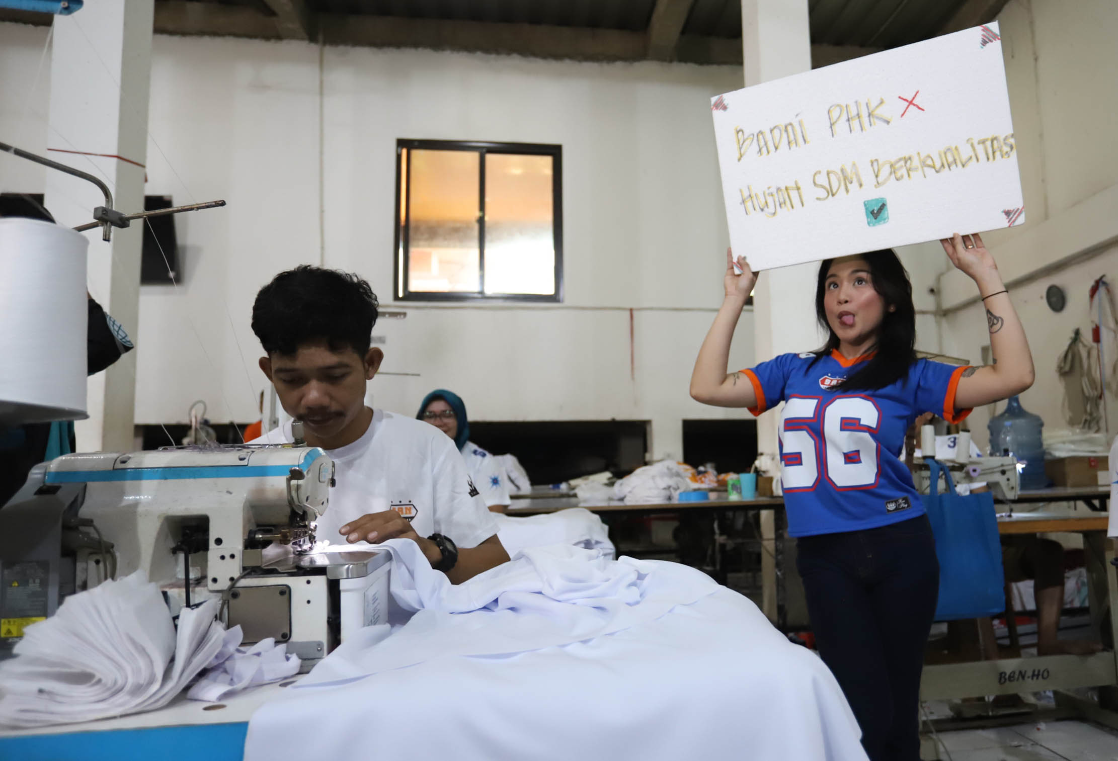 Sejumlah selebgram saat membawa poster penyemangat bagi pekerja dan pelaku UMKM konveksi di sebuah kawasan home industri tekstil Jakarta Selatan. Rabu 30 April 2025. Foto : Panji Asmoro/TrenAsia
