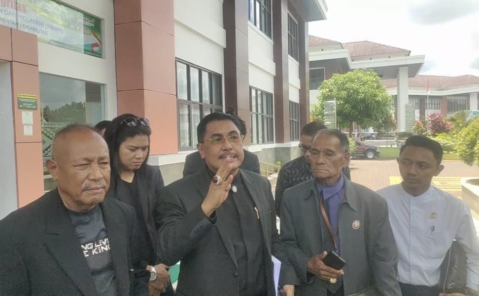 Tim kuasa hukum Asiano Gammy Kawatu saat menyampaikan keterangan pers di Pengadilan Negeri Manado. (Foto:Mike
