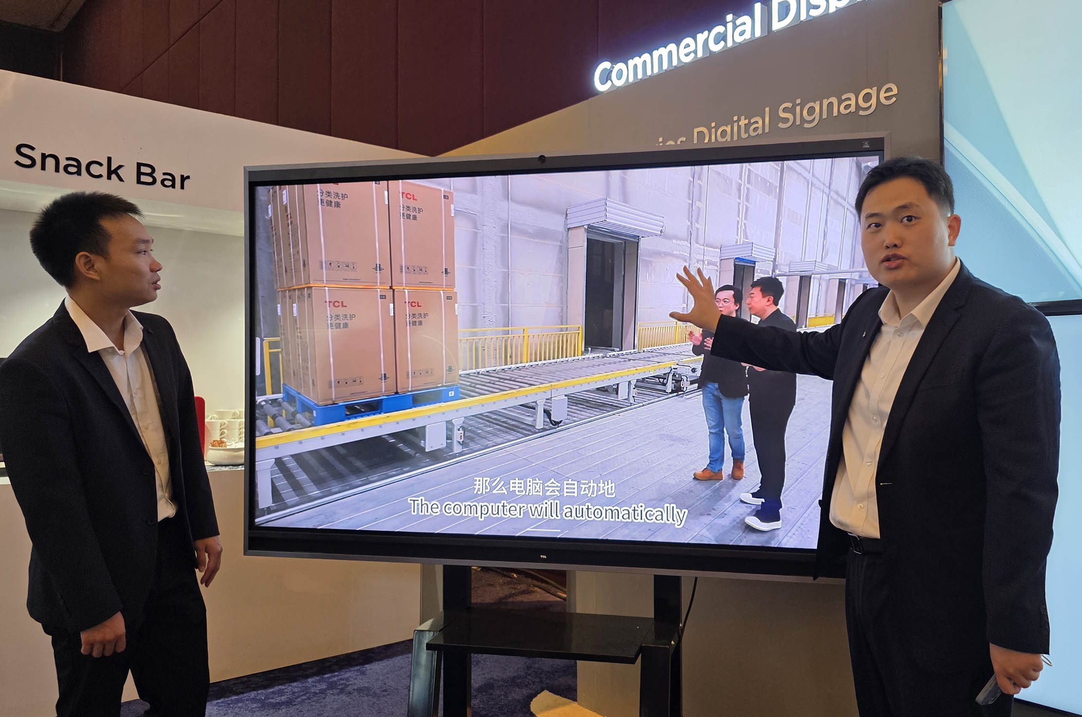 CEO TCL Indonesia Evan Tang tengah memberikan penjelasan tentang produk saat acara National Dealer Gathering 2025 dengan tema “Dare to Dream, Win the Future”. yang berlangsung di Jakarta 30 April 2025. Foto : Panji Asmoro/TrenAsia