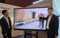 CEO TCL Indonesia Evan Tang tengah memberikan penjelasan tentang produk saat acara National Dealer Gathering 2025 dengan tema “Dare to Dream, Win the Future”. yang berlangsung di Jakarta 30 April 2025. Foto : Panji Asmoro/TrenAsia
