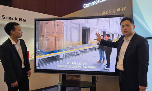 CEO TCL Indonesia Evan Tang tengah memberikan penjelasan tentang produk saat acara National Dealer Gathering 2025 dengan tema “Dare to Dream, Win the Future”. yang berlangsung di Jakarta 30 April 2025. Foto : Panji Asmoro/TrenAsia
