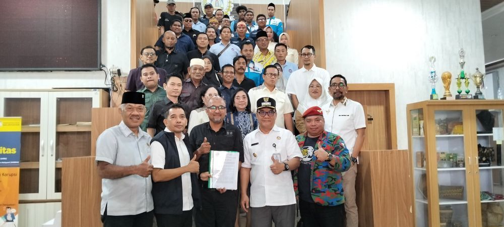 Ketua DPRD Balikpapan, Alwi Alqadri bersama sejumlah pimpinan DPRD Balikpapan dan Wakil Wali Kota Bagus Susetyo menerima aspirasi serikat buruh/ serikat pekerja.