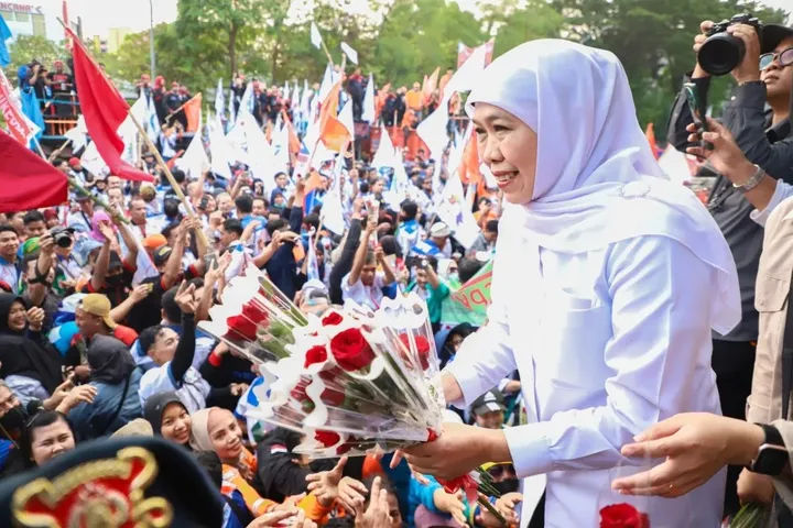 Guibernur Jatim Khofifah Infdar Parawansa membagikan bunga di Hari Buruh 1 Mei 2025