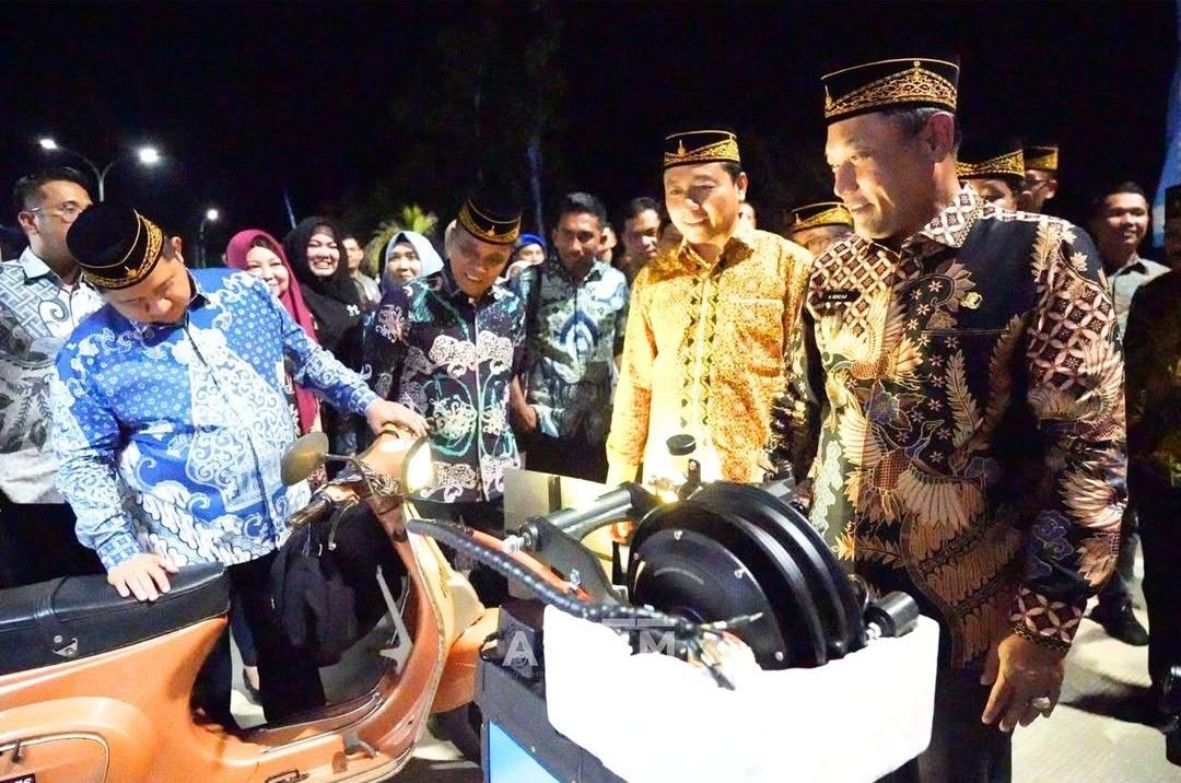 Wakil Gubernur Kaltim Seno Aji dan Bupati PPU Mudyat Noor mengunjungi salah satu stan peserta kegiatan Gelar Teknologi Tepat Guna (TTG) Kaltim 2025 di Kompleks Stadion Panglima Sentik Penajam, Rabu 30 April 2025.
