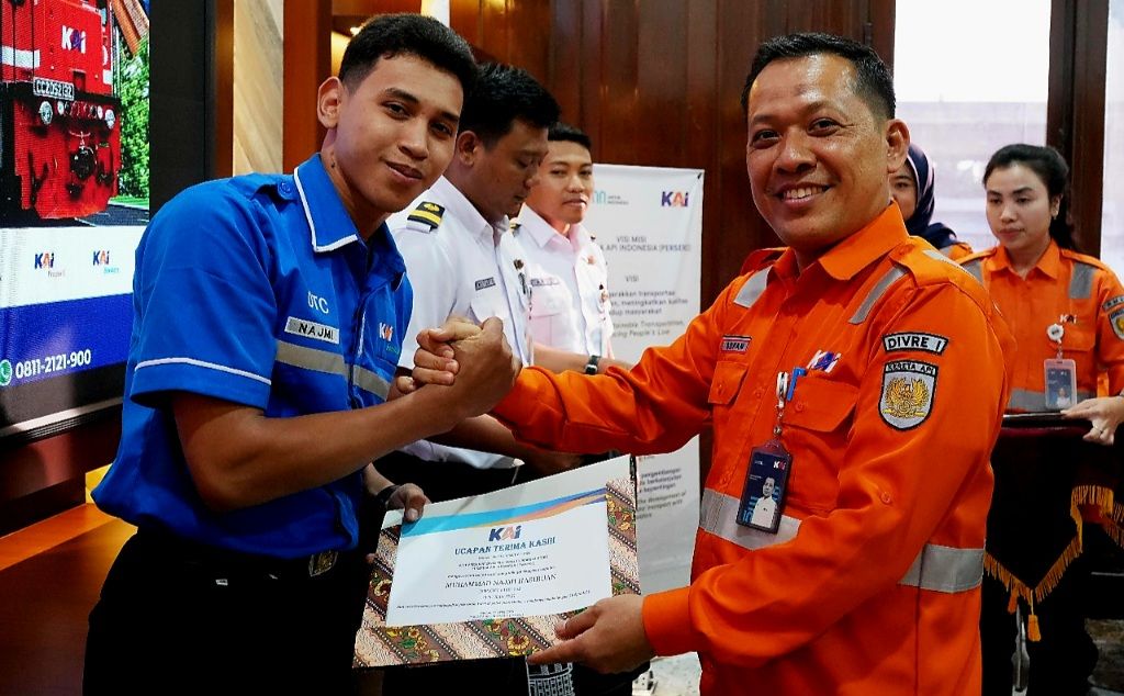 
Vice President KAI Sumut Sofan Hidayah memberi penghargaan kepada Muhammad Najmi Hasibuan yang berjasa menggagalkan pencurian kabel di rel kereta api