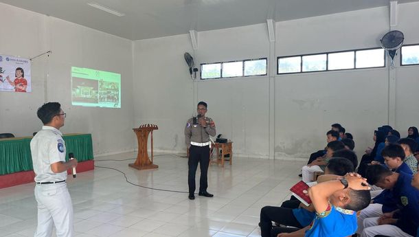 Jasa Raharja Bersama Mitra Sosialisasi Keselamatan Berlalu Lintas di MAN 1 Pesisir Barat