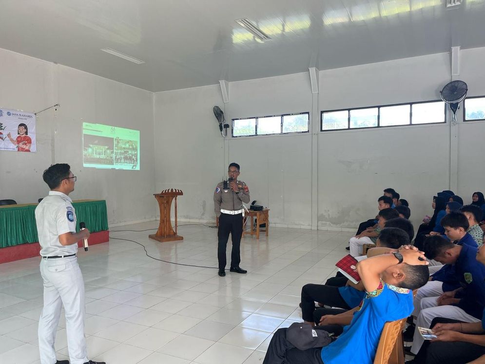 Jasa Raharja Bersama Mitra Sosialisasi Keselamatan Berlalu Lintas di MAN 1 Pesisir Barat