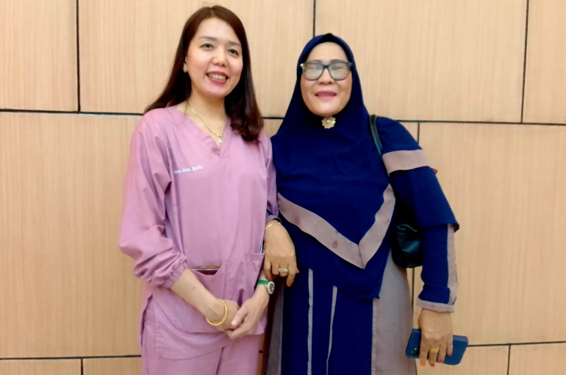 Dokter gigi spesialis bedah mulut, Melva Sirait dan Anita (baju biru) di RS Mitra Sejati