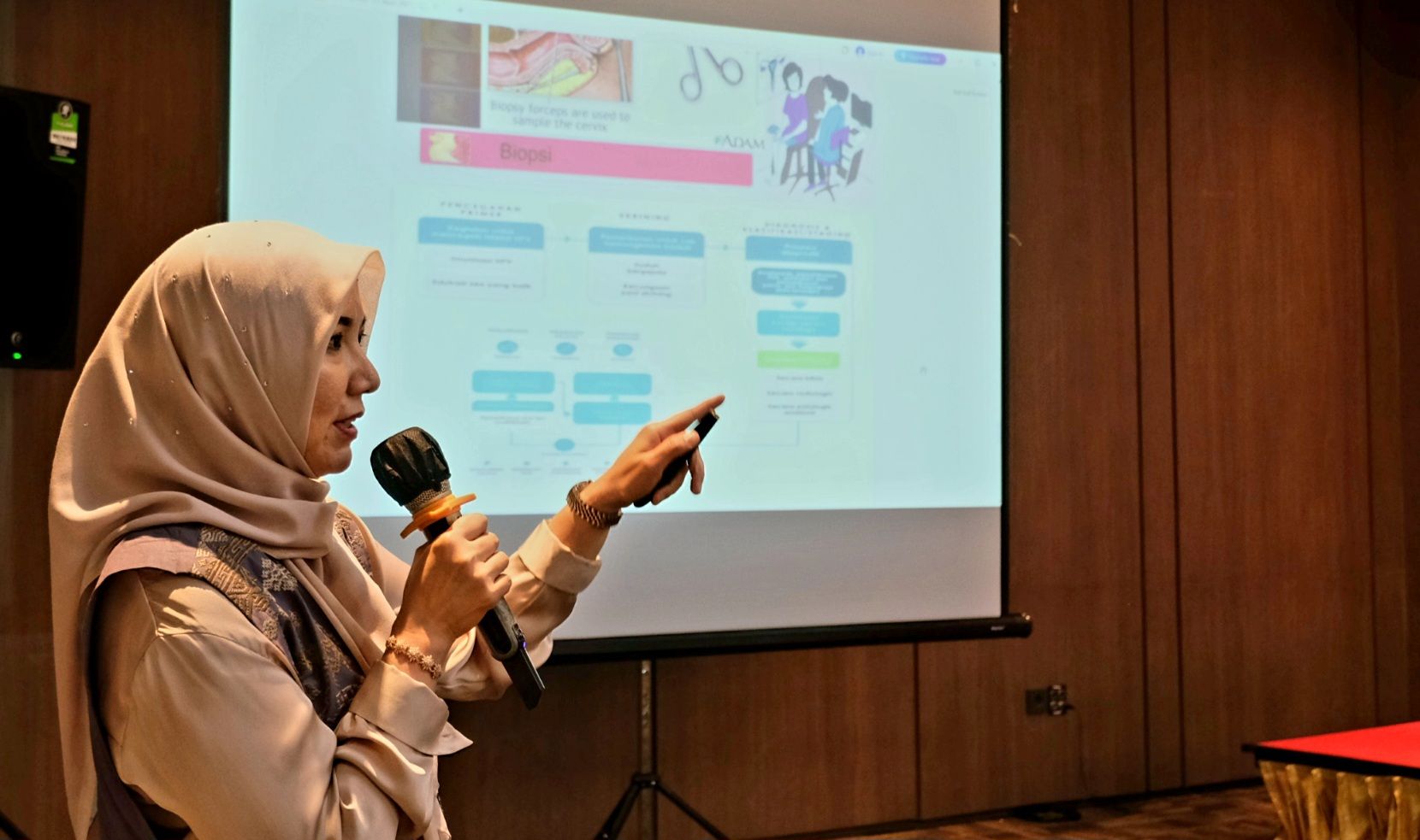 Rachma Bachtiar, SpOG menjadi narasumber di Health Talk yang digelar Grand Mercure Medan Angkasa
