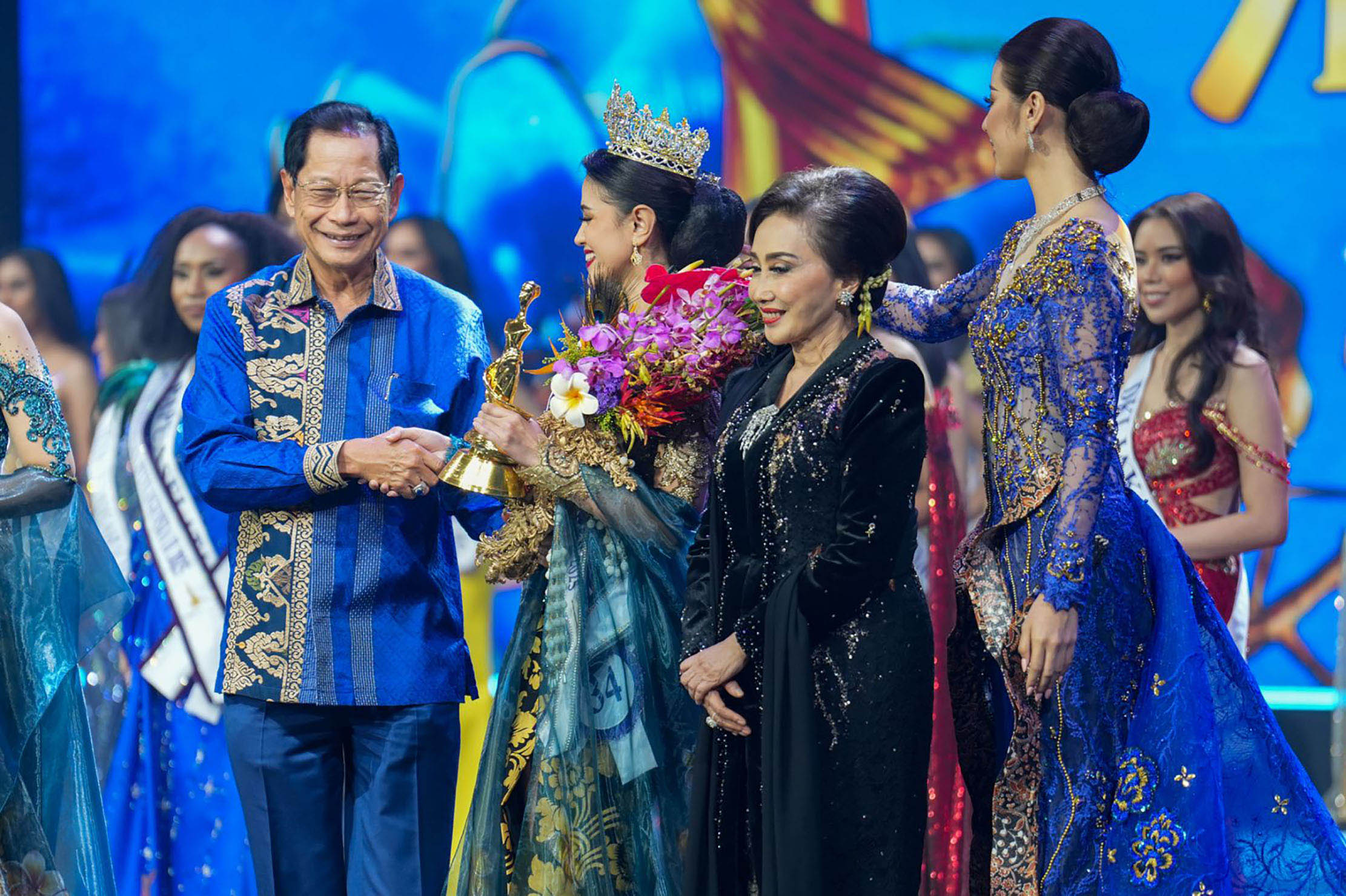 Presiden Direktur BCA Jahja Setiaatmadja bersama Ketua Dewan Pembina Yayasan Puteri Indonesia, Putri Kus Wisnu Wardhani saat Grand Final Puteri Indonesia yang diselenggarakan di Jakarta Convention Center, Jakarta. Foto : Panji Asmoro/TrenAsia