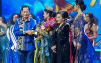 Presiden Direktur BCA Jahja Setiaatmadja bersama Ketua Dewan Pembina Yayasan Puteri Indonesia, Putri Kus Wisnu Wardhani saat Grand Final Puteri Indonesia yang diselenggarakan di Jakarta Convention Center, Jakarta. Foto : Panji Asmoro/TrenAsia