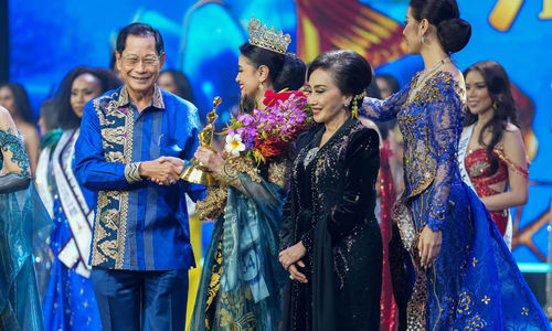 Presiden Direktur BCA Jahja Setiaatmadja bersama Ketua Dewan Pembina Yayasan Puteri Indonesia, Putri Kus Wisnu Wardhani saat Grand Final Puteri Indonesia yang diselenggarakan di Jakarta Convention Center, Jakarta. Foto : Panji Asmoro/TrenAsia