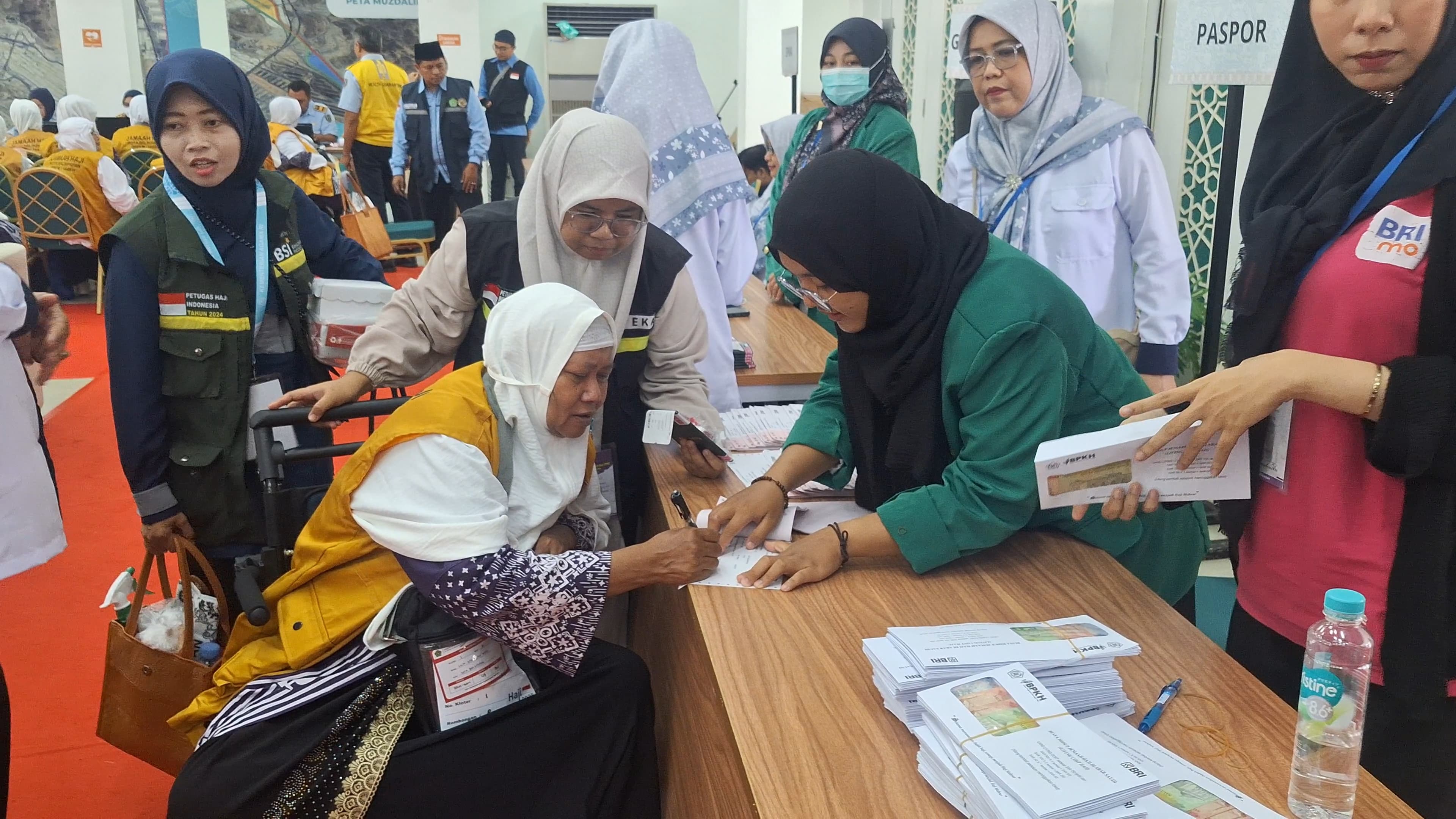 Jamaah Haji Kloter 1 Terima Living Cost 750 Riyal Sebelum Keberangkatan