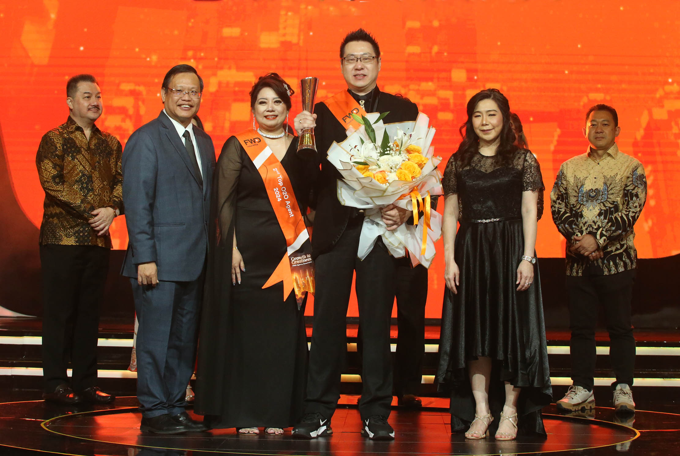 Chief of Agency FWD Insurance Ang Tiam Kit dan Direktur Utama FWD Insurance Desy N. Widjaya menyerahkan penghargaan kepada Top Agent of The Year 2024 di acara FWD Agency Awards 2025 di Jakarta. Foto : Panji Asmoro/TrenAsia