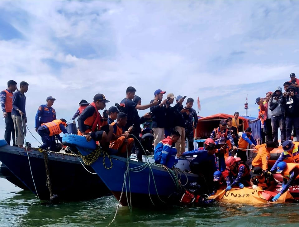 Evakuasi korban KMP Muchlisa di Teluk Balikpapan yang tenggelam hari Senin, 6 Mei 2025.