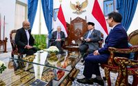 Presiden Republik Indonesia Prabowo Subianto, menerima kunjungan kehormatan tokoh filantropi dunia sekaligus pendiri Gates Foundation Bill Gates, di Istana Merdeka, Jakarta, pada Rabu, 7 Mei 2025.