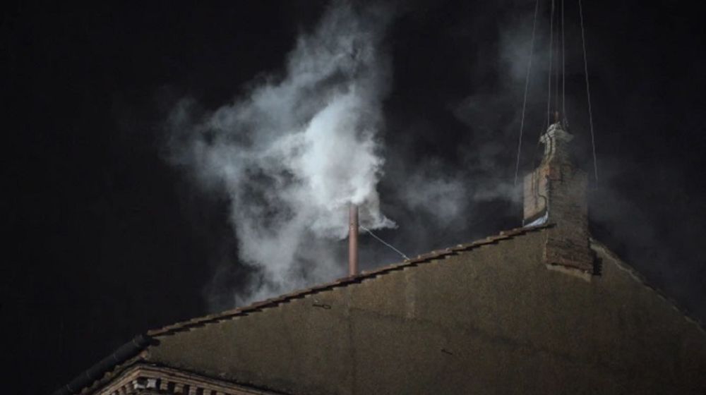 Asap putih mengepul dari cerobong asap Kapel Sistina pada tanggal 13 Maret 2013, menandakan bahwa Dewan Kardinal telah memilih paus baru. 