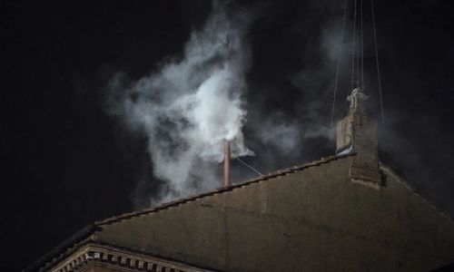 Asap putih mengepul dari cerobong asap Kapel Sistina pada tanggal 13 Maret 2013, menandakan bahwa Dewan Kardinal telah memilih paus baru. 