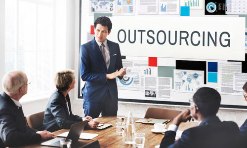 Ilustrasi pekerja outsourcing.
