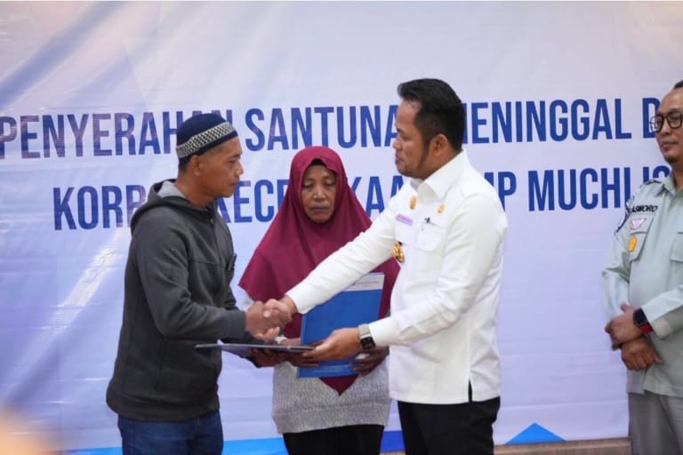 Gubernur Rudy Mas'ud menyerahkan santunan kepada keluarga ABD KMP Muchlisa yang tenggelam di perairan Teluk Balikpapan.