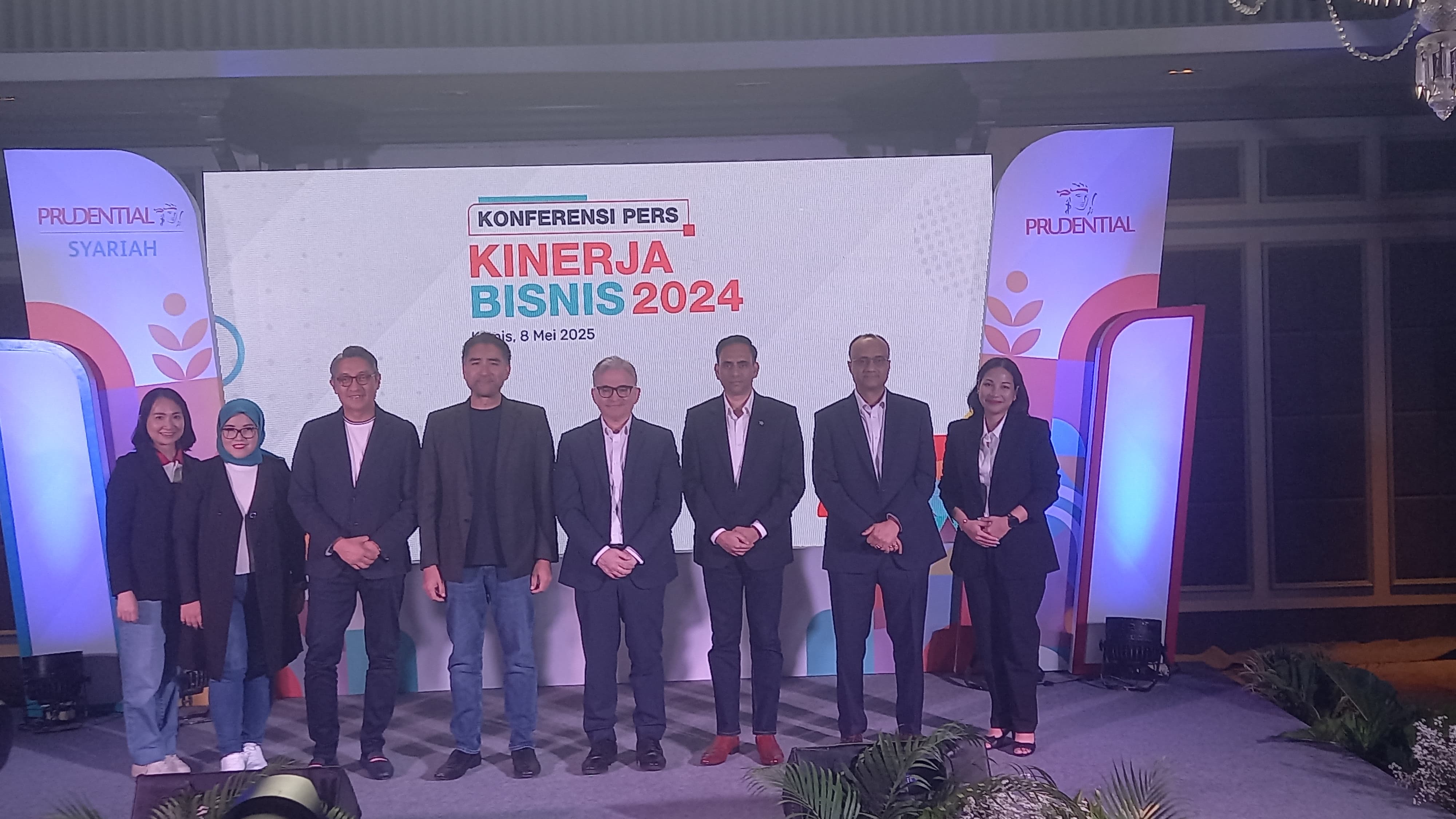 Jajaran direksi Prudential Indonesia dalam konferensi pers paparan kinerja tahun 2024 di Jakarta, Kamis, 8 Mei 2025.